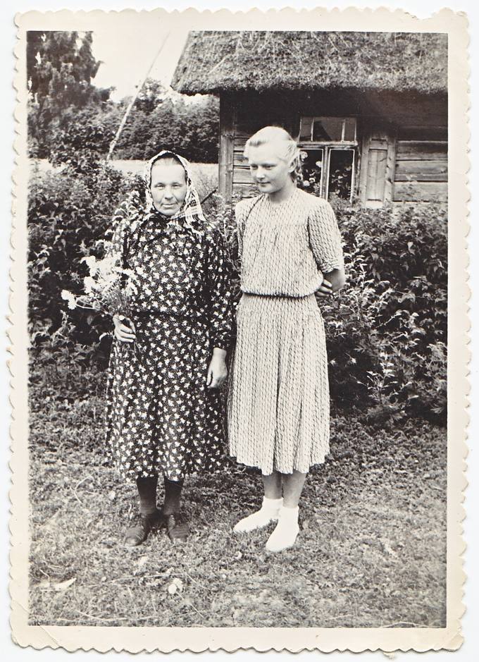 Emilija Petrauskaitė (dešinėje) su motina Ona Morkūnaite-Petrauskiene prie savo gimtųjų namų Pamiškių kaime